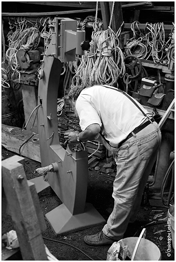 Photo noir et blanc-atelier de fabrication d'un langoustier-passion du bois-passion des bateaux en bois-Douarnenez-Finistere-© Juillet 2008 Christophe Letellier tous droits réservés.